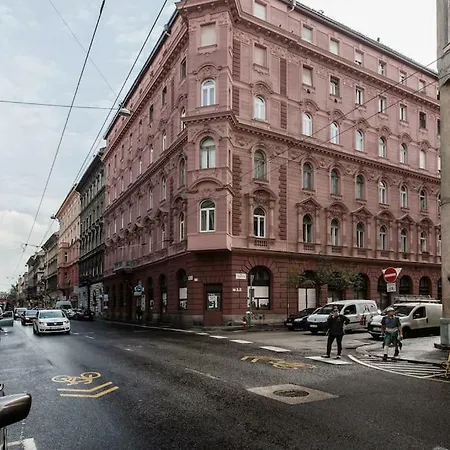 Apartment Hip, But Elegant 1 Bedroom *