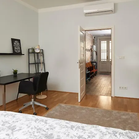 Hip, But Elegant 1 Bedroom Apartment *