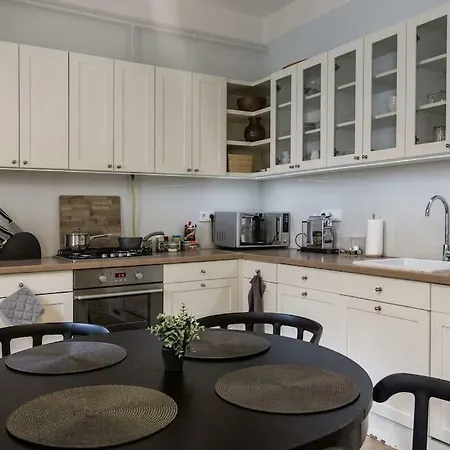 Apartment Hip, But Elegant 1 Bedroom *